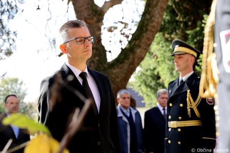 Ob 1. novembru smo se s polaganjem cvetja k osrednjim kamniškim spomenikom poklonili žrtvam vojn (33)